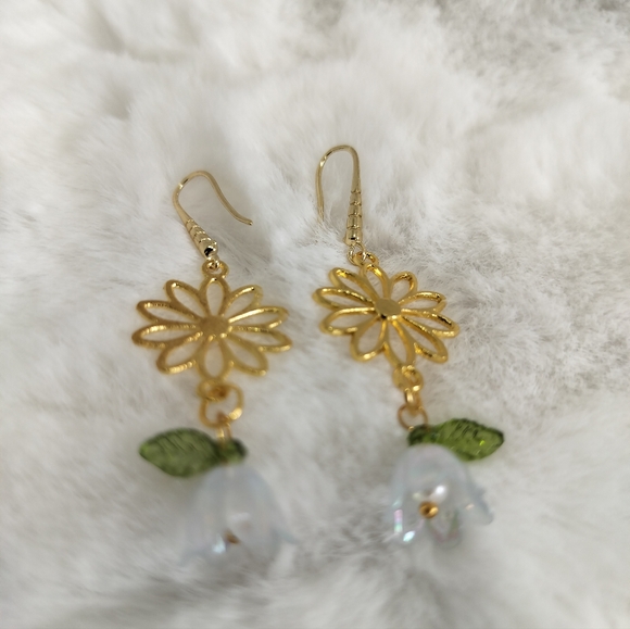 Hand Crafted Jewelry - Gold and white Flower